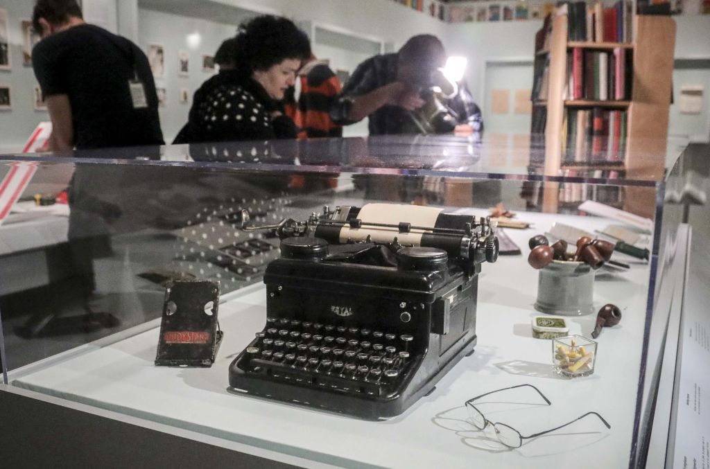 A typewriter, tobacco pipes, and eye glasses